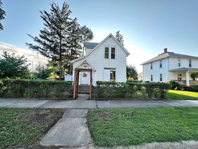 view of front of home with a front lawn