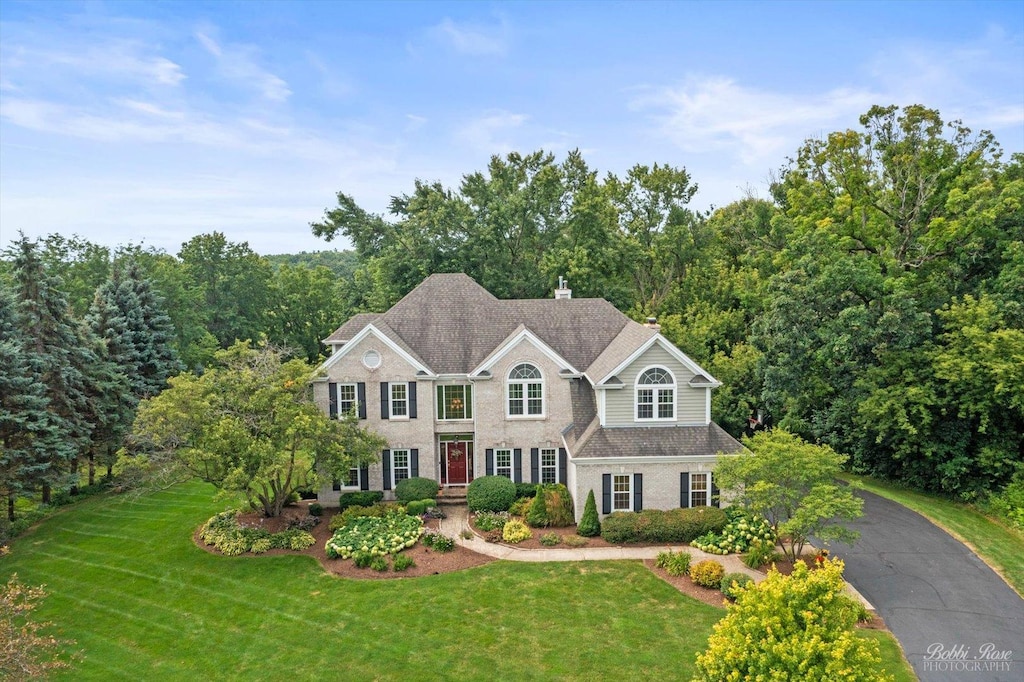 colonial home featuring a front lawn