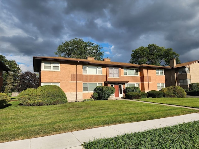 view of front of property featuring a front yard