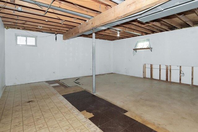 basement with sink and washing machine and dryer