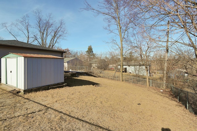 view of yard featuring a shed