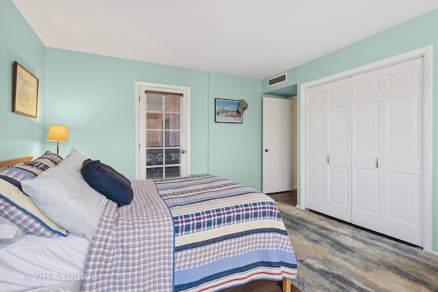 bedroom with carpet flooring and a closet