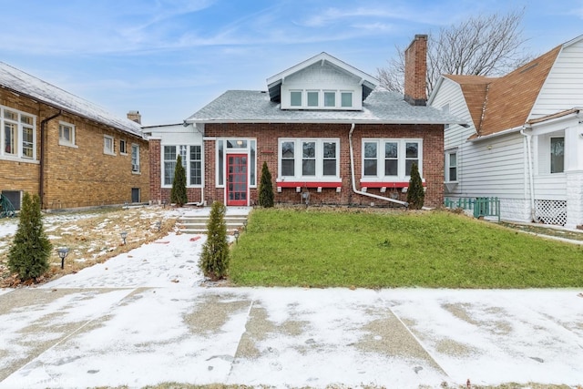 view of front of property featuring a front yard