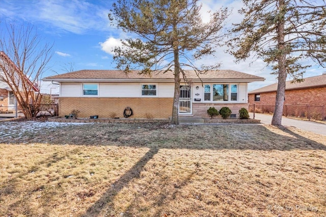 ranch-style house featuring a front lawn