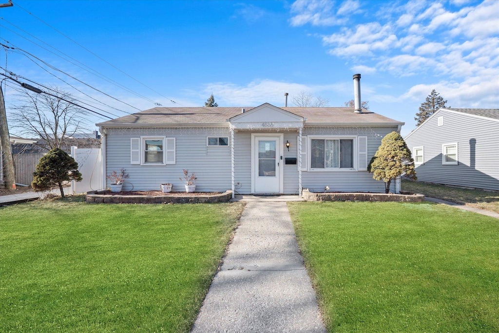 bungalow-style house with a front lawn