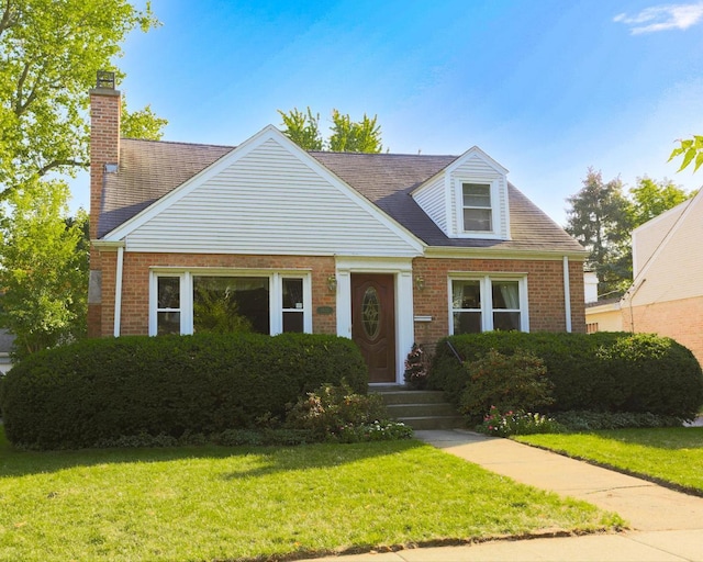 cape cod-style house featuring a front lawn