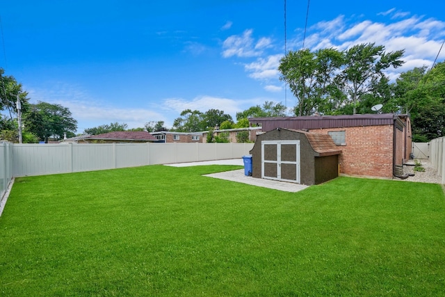 view of yard featuring a storage shed