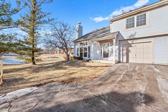 view of front of home featuring a garage and a front yard