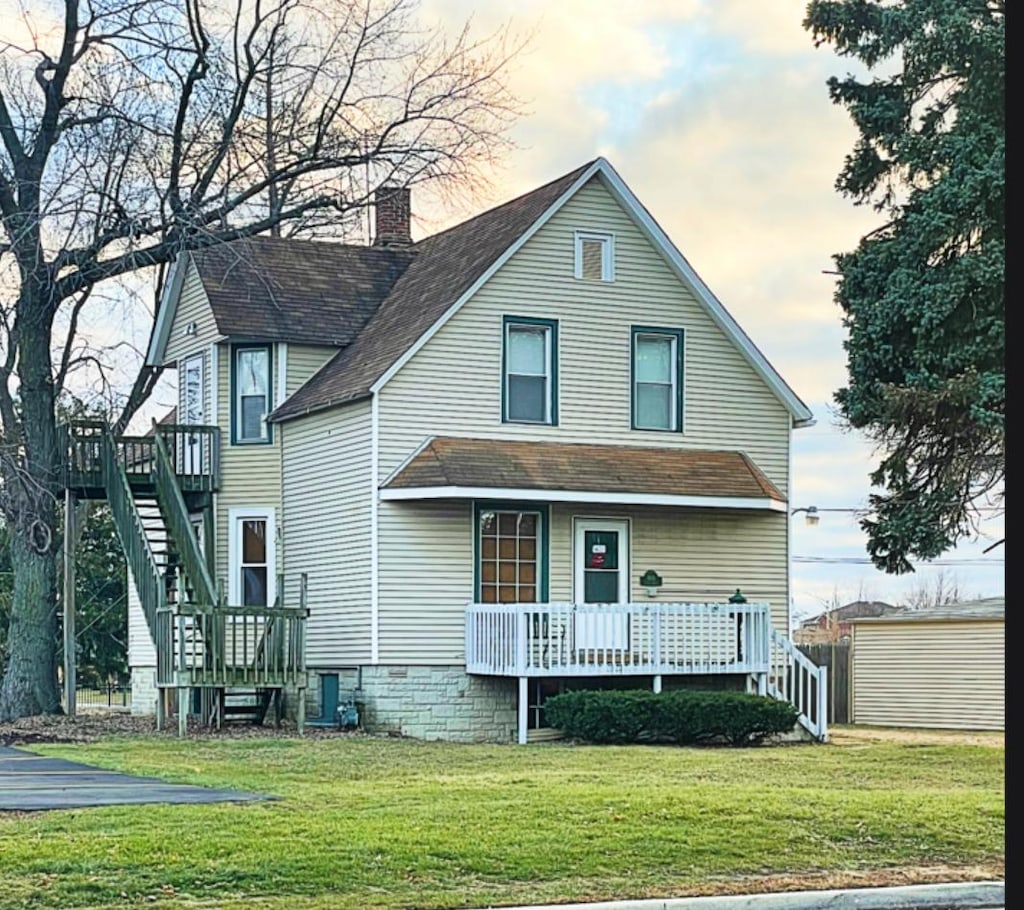 view of front of house featuring a lawn