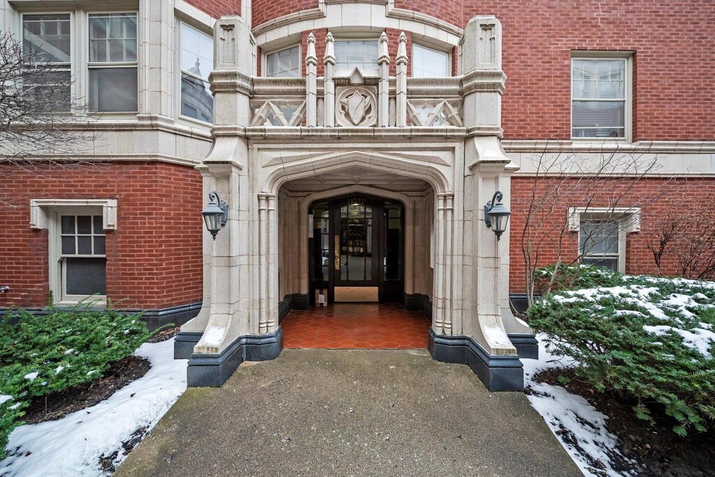210 N Oak Park Ave Unit Gg, Oak Park, IL 60302 - view of snow covered property entrance