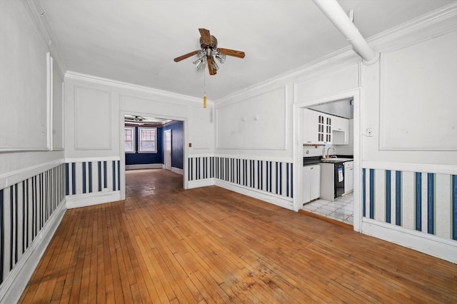 spare room featuring crown molding, sink, ceiling fan, and light hardwood / wood-style flooring