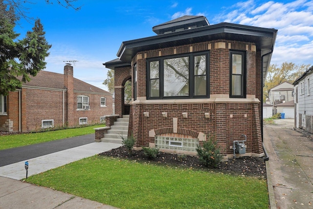 view of front of home featuring a front yard