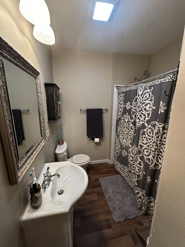 full bath featuring toilet, wood finished floors, vanity, baseboards, and a shower with curtain