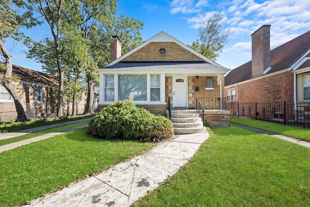 view of front of property featuring a front lawn