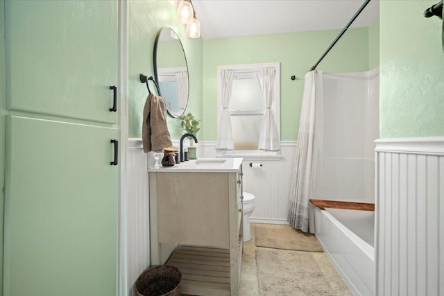 full bathroom with shower / tub combo with curtain, vanity, and toilet