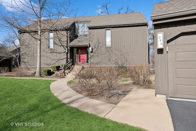 view of front facade featuring a front lawn