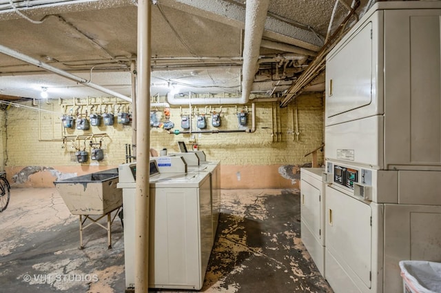 basement featuring sink and independent washer and dryer