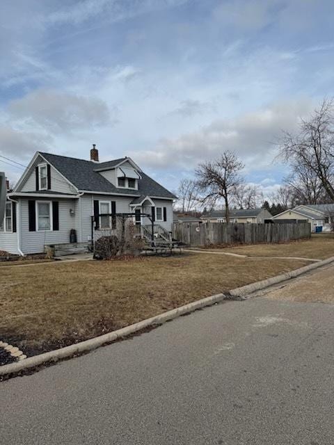 view of front of home featuring a front yard