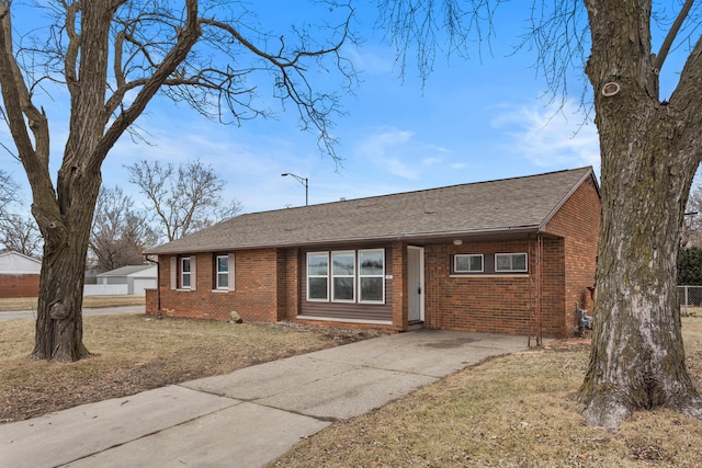 ranch-style home featuring a front lawn