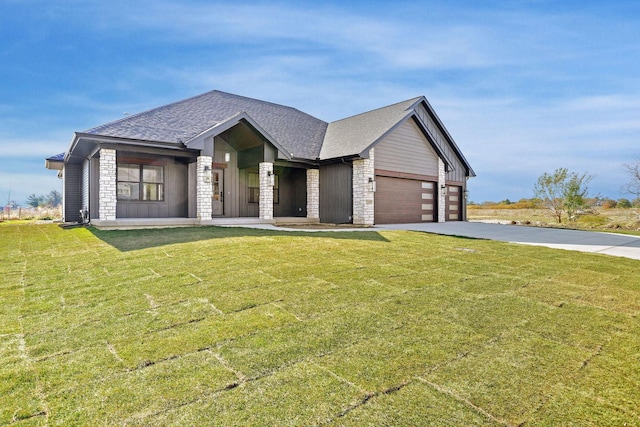 view of front facade featuring a garage and a front yard