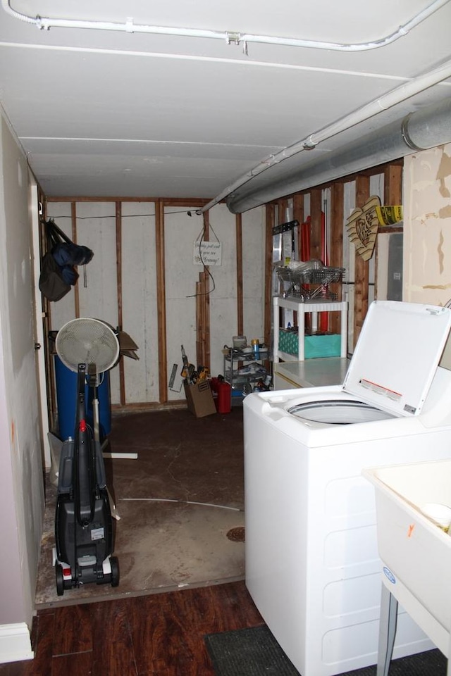 washroom with sink and independent washer and dryer