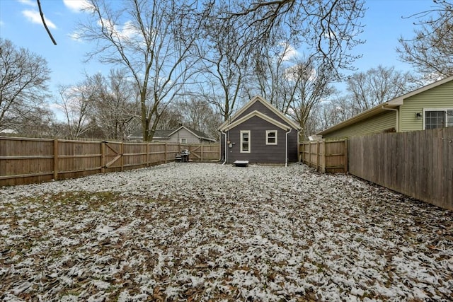 view of yard with an outdoor structure