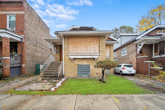 view of front of home featuring a front lawn