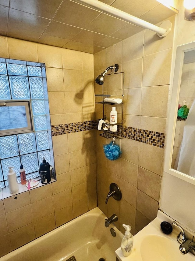 bathroom with tiled shower / bath and sink