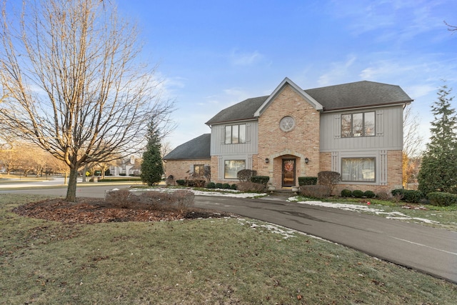 view of front of property with a front yard