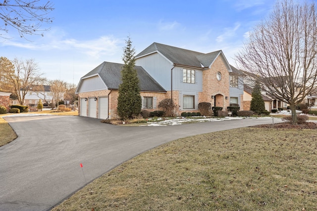 view of front facade featuring a garage and a front yard