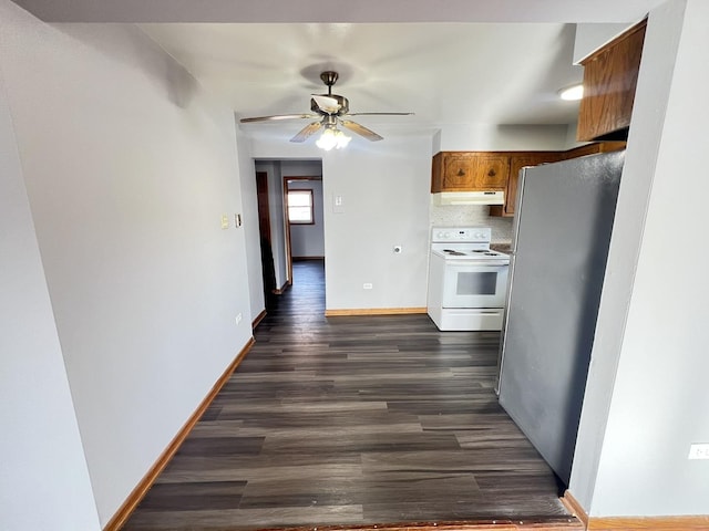 kitchen featuring white electric stove, stainless steel fridge, dark hardwood / wood-style flooring, decorative backsplash, and ceiling fan