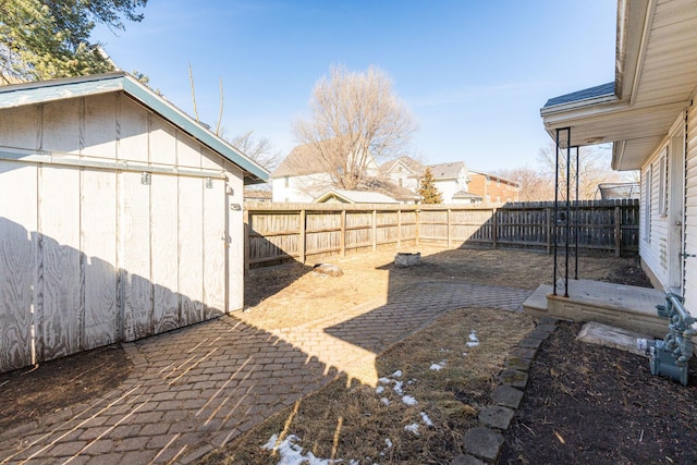 view of yard featuring a storage unit