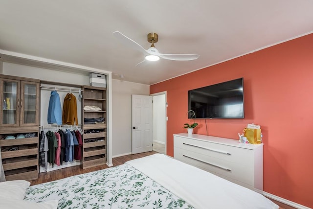 bedroom featuring dark hardwood / wood-style floors, ceiling fan, and a closet