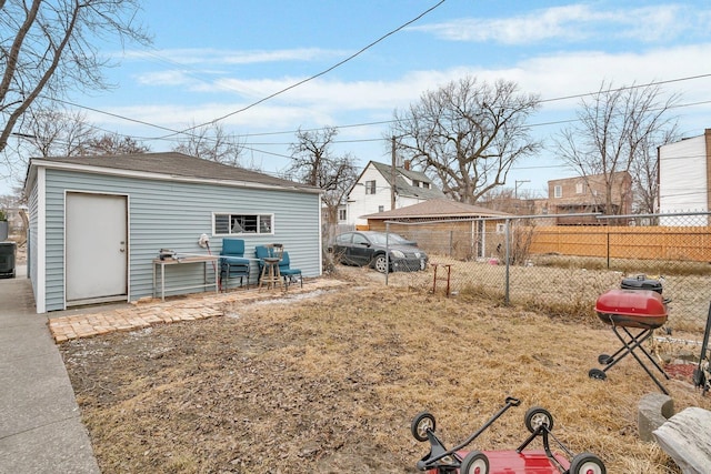 view of yard with an outbuilding