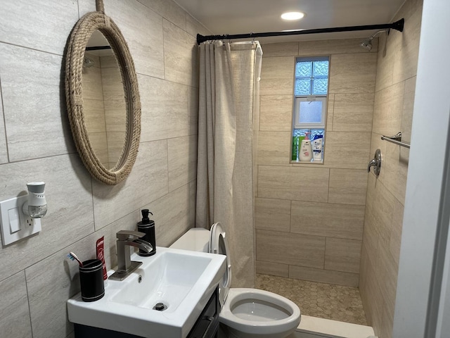 bathroom featuring a shower with curtain, sink, and toilet