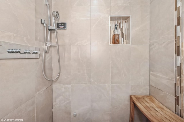 bathroom featuring a tile shower