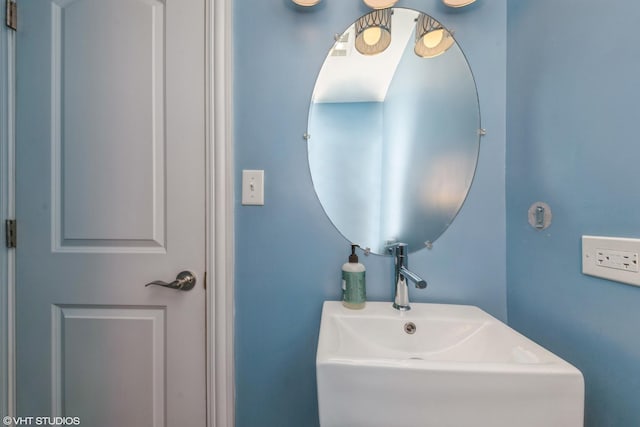 bathroom featuring sink