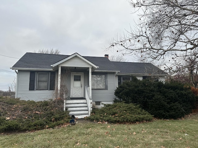 view of front facade with a front yard