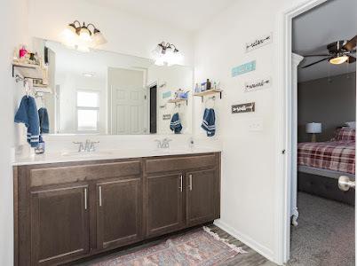 26011 S Old Farm Ct, Channahon, IL 60410 - ensuite bathroom featuring a ceiling fan, double vanity, and baseboards