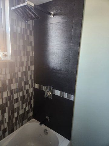 bathroom featuring tiled shower / bath combo