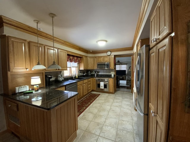 kitchen with sink, decorative light fixtures, kitchen peninsula, stainless steel appliances, and decorative backsplash