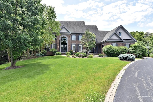 view of front facade featuring a front lawn