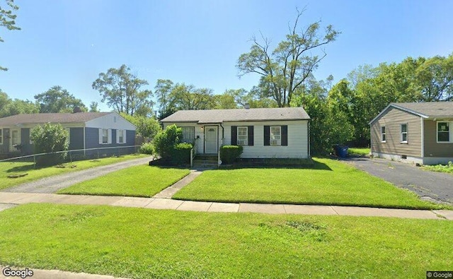 view of front of home featuring a front lawn