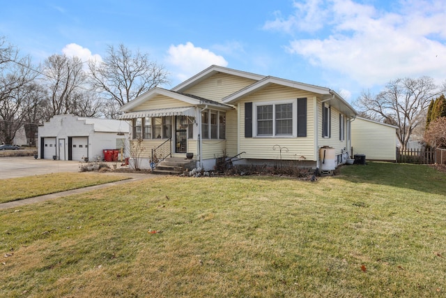 view of front of house featuring a front lawn