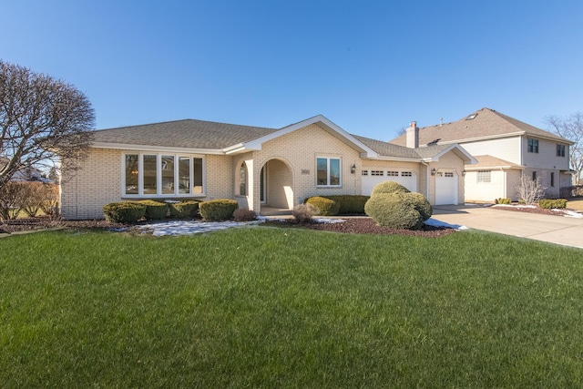 view of front of house featuring a garage and a front yard