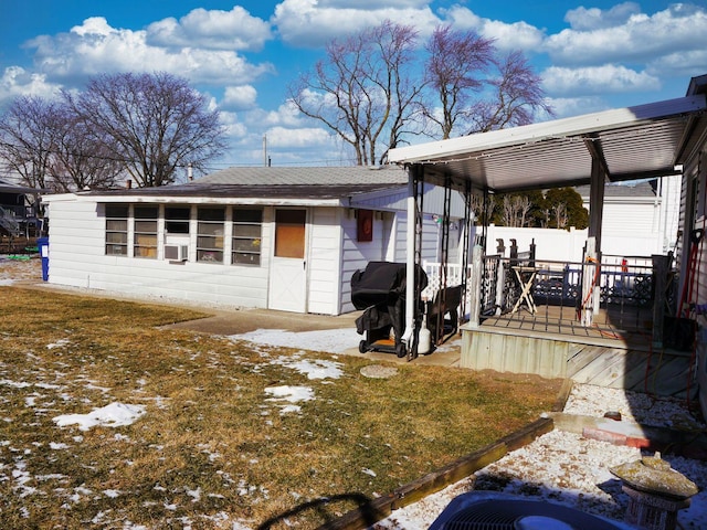 view of front facade with a lawn