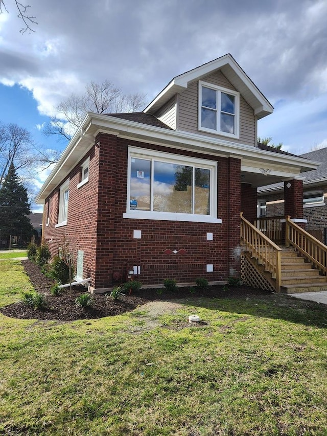 view of front of home with a front lawn