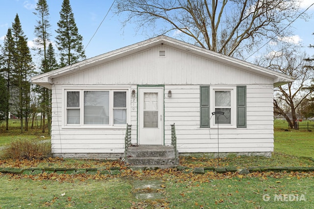 bungalow featuring a front lawn