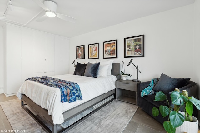 bedroom with ceiling fan