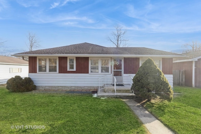 ranch-style home featuring a front lawn